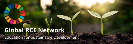 Kiełkująca roślina w czterech stadiach rozwoju. Na zdjęciu umieszczone koło zbudowane z 17 kolorowych elementów symbolizujących 17 celów zrównoważonego rozwoju. W dolnej części grafiki znajduje się napis w języku angielskim "Global RCE Network Education for Sustainable Development"
