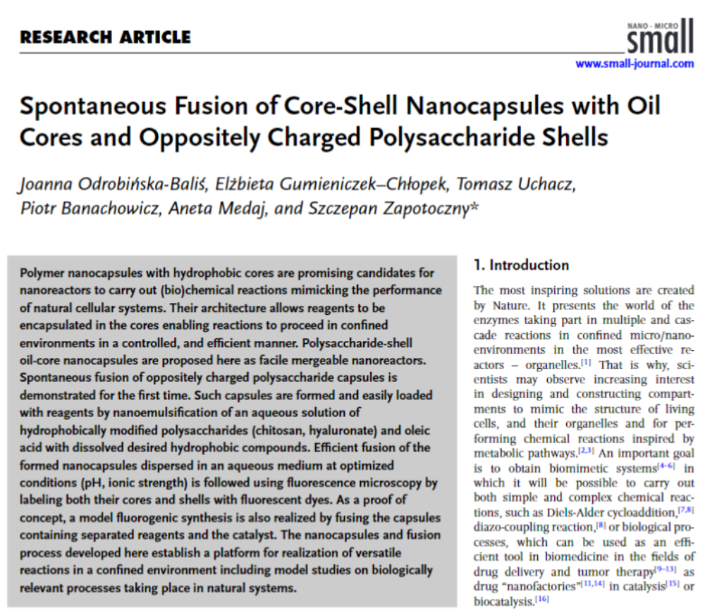 Zdjęcie pierwszej strony artykułu opublikowanego w czasopiśmie "Small" pt. [ENG] „Spontaneous Fusion of Core-Shell Nanocapsules with Oil Cores and Oppositely Charged Polysaccharide Shells”